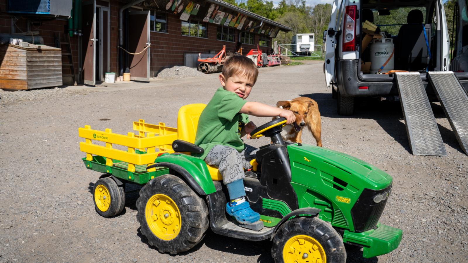 Kilian mit seinem Traktor unterwegs auf dem Hof. «Er entwickelt sich geistig normal, das ist nicht selbstverständlich bei den Therapien, die er hatte», sagt Jasmin Käslin.